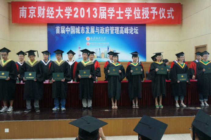 蘑菇视频
隆重举行2013届毕业生学士学位授予仪式