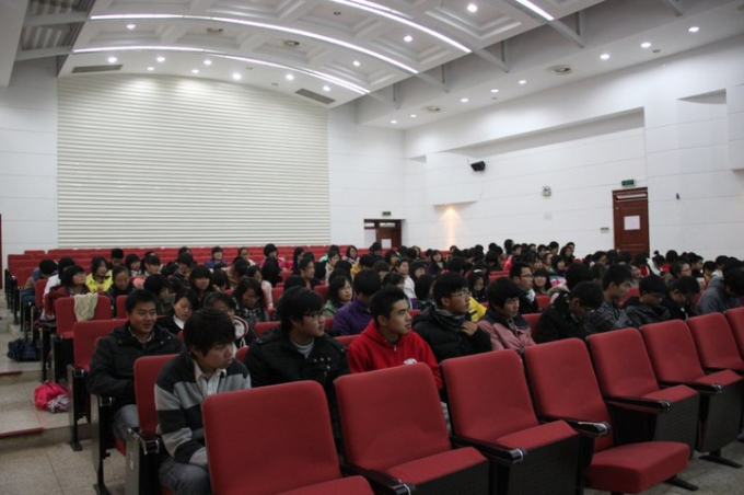 蘑菇视频
成功举办杰出校友报告会