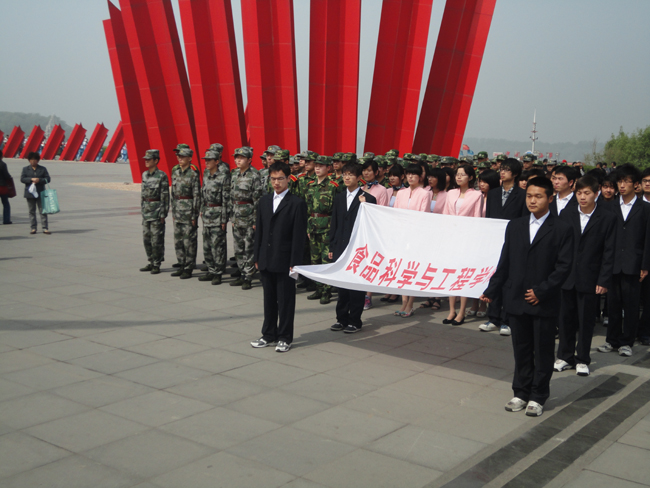 蘑菇视频
学生参加纪念渡江战役胜利暨南京解放62周年活动