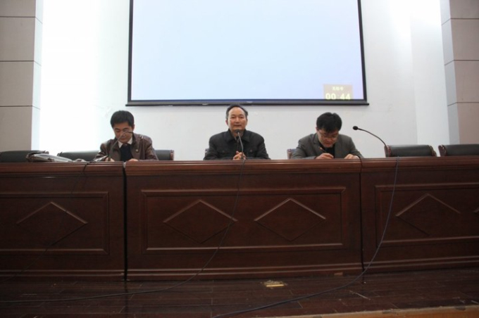 蘑菇视频
成功举办杰出校友报告会